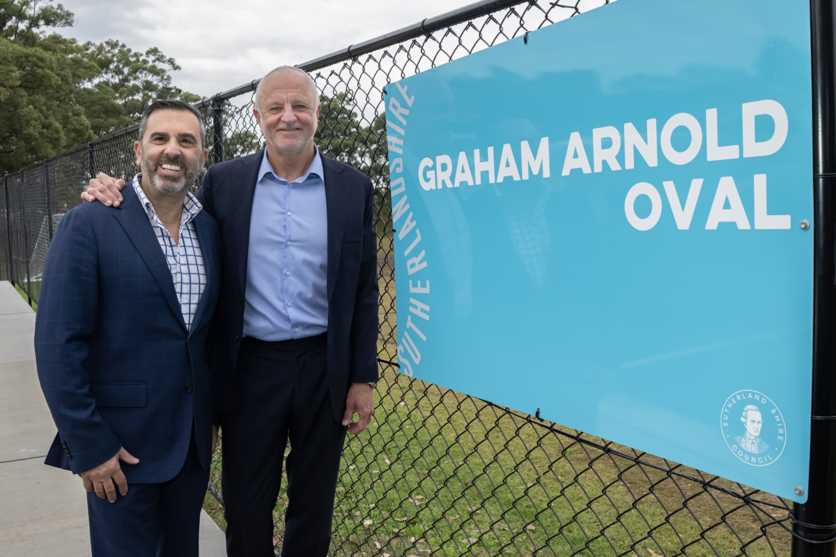 4)	Sutherland Shire Mayor, Councillor Carmelo Pesce and Socceroos’ Head Coach, Graham Arnold at the new oval sign